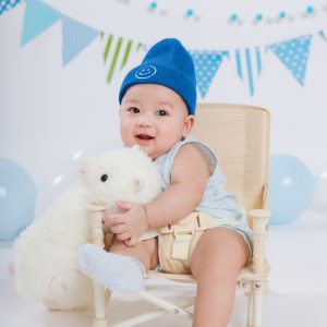 Em bé 1-2 tuổi đáng yêu trên bối cảnh sinh nhật