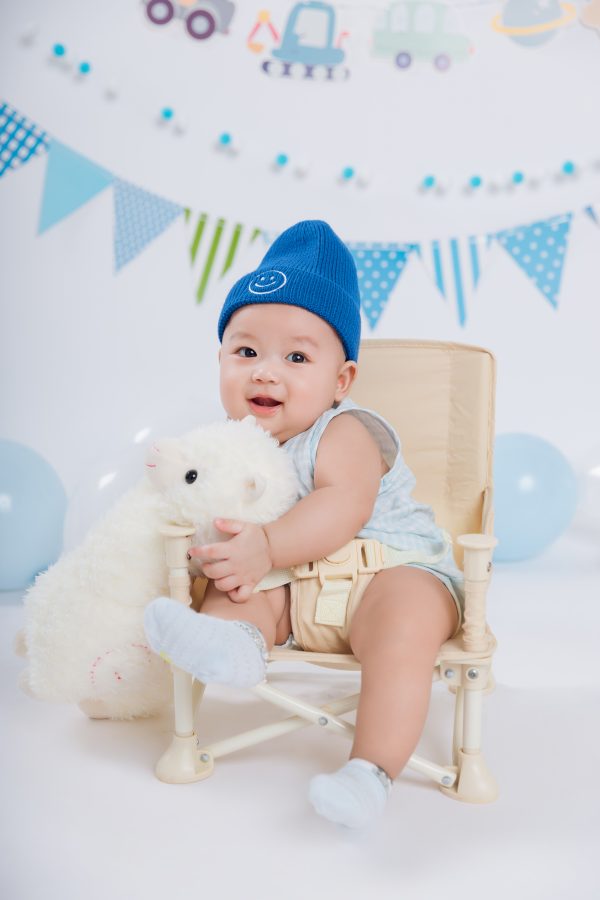 Em bé 1-2 tuổi đáng yêu trên bối cảnh sinh nhật